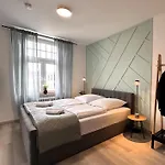 Amao Mantis - Design - Center