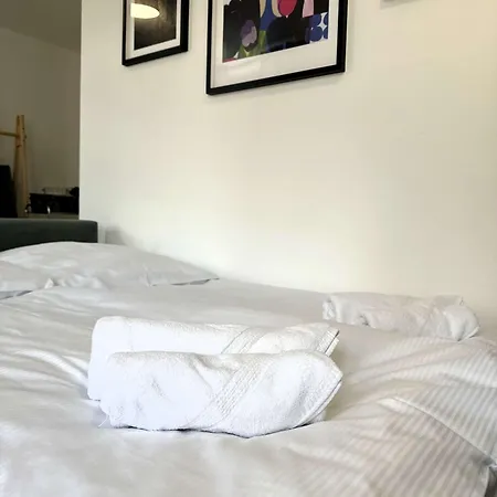 Amao-mantis I Design I Center I Kingsizebett I Parkplatz Apartment